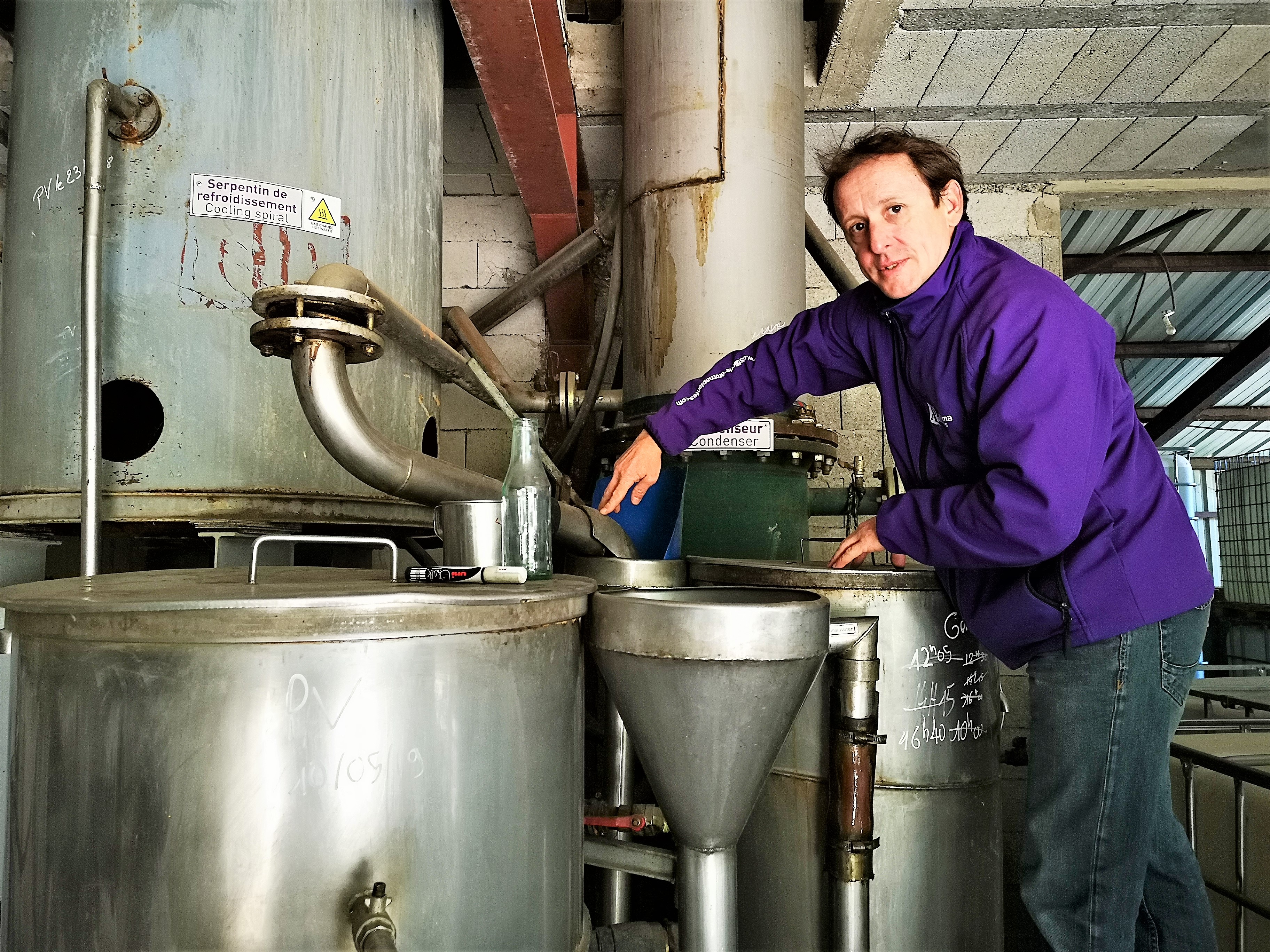 Sault, Aroma'Plantes, Laurent Tourenc alle prese con la distillazione