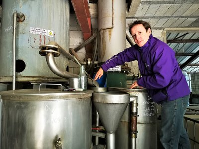 Sault, Aroma'Plantes, Laurent Tourenc alle prese con la distillazione