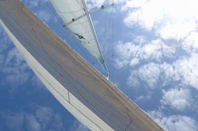 Sotto le vele del catamarano