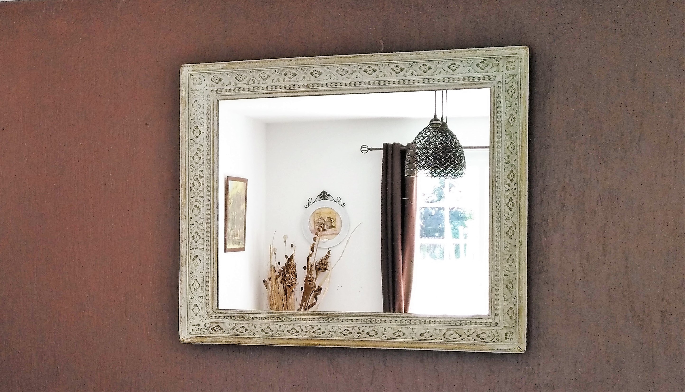 Specchio con cornice in stile provenzale