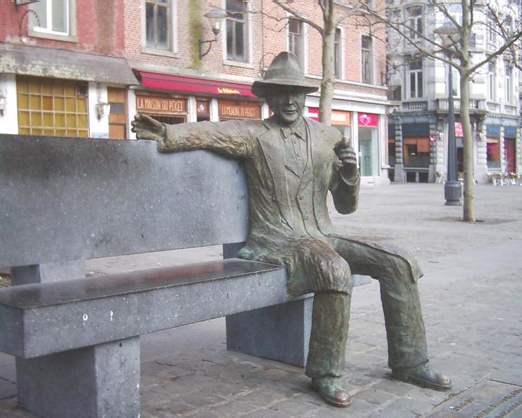 Statua di Georges Simenon a Liegi - Foto: © Wikipedia