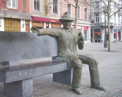 Statua di Georges Simenon a Liegi - Foto: © Wikipedia