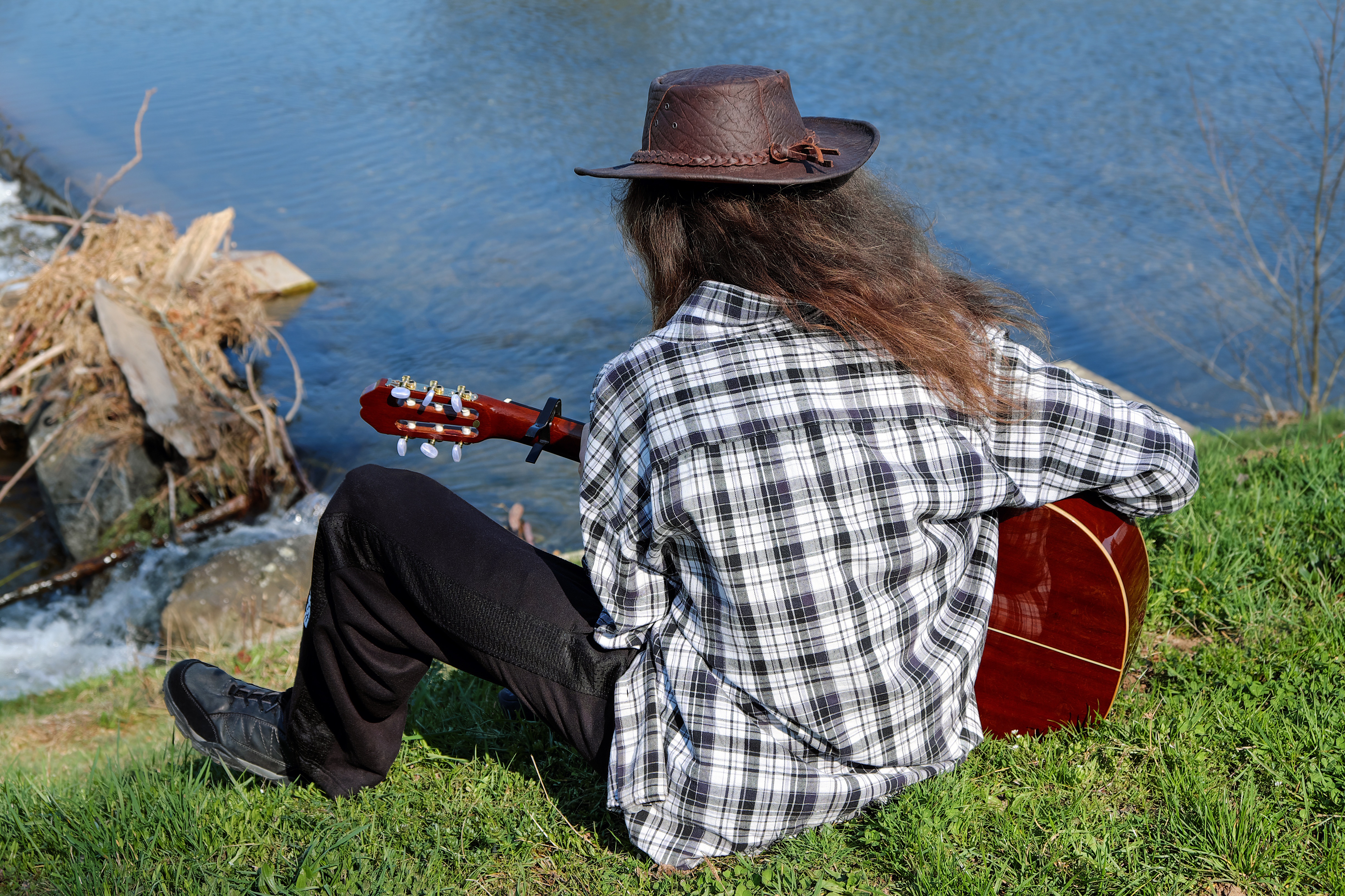 Suonatore di chitarra sul prato