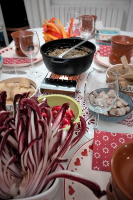 Tavola apparecchiata con bagna càuda.jpg