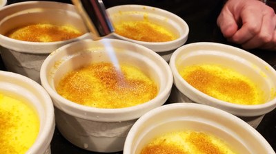 Tocco finale, la crosta croccante della crème brûlée