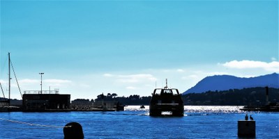 Tolone, battello in uscita dal porto