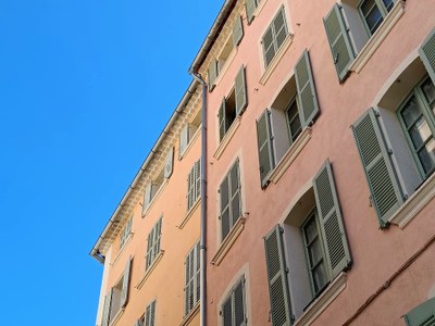 Tolone, i colori pastello delle case del centro