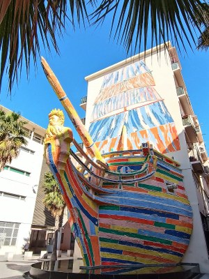 Tolone, la scultura del battello di Place Vatel