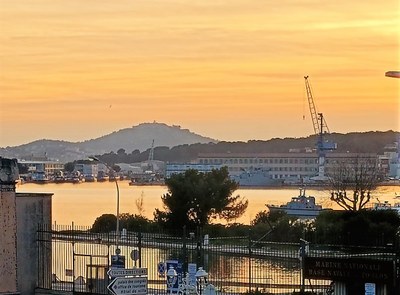 Tolone, tramonto sulla base della Marina Militare