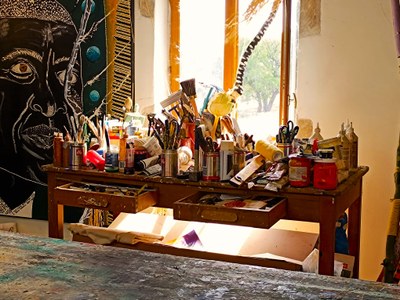 Tony Ramos, gli strumenti di lavoro e il paesaggio della Provenza sullo sfondo