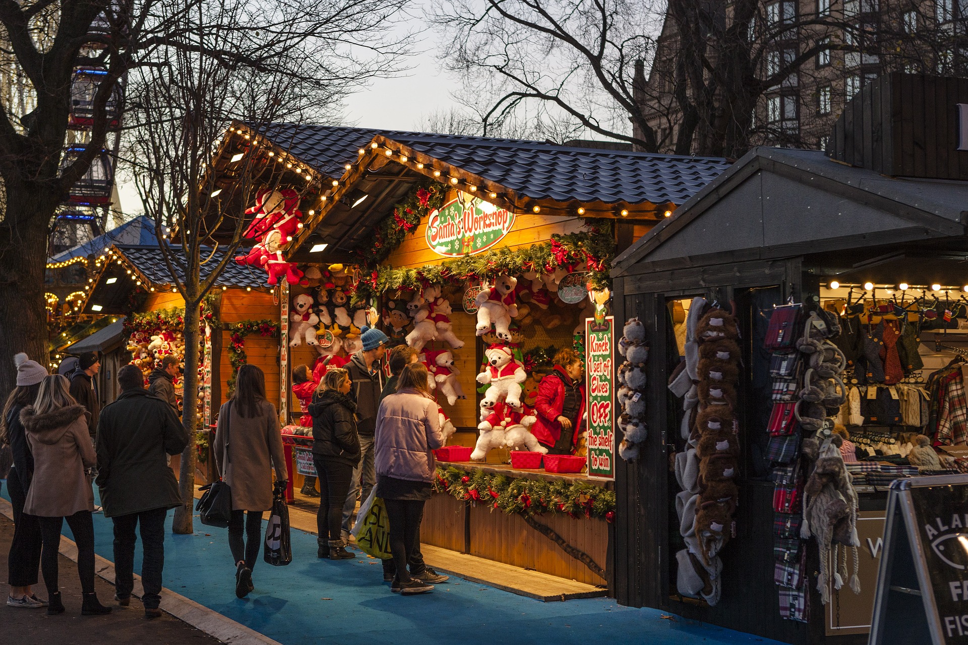 Tra le casette del mercatino di Natale
