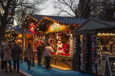 Tra le casette del mercatino di Natale