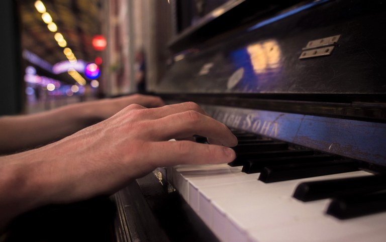 Un pianoforte, un ragazzo si è seduto a suonare