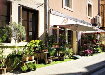 Vaison-la-Romaine, la merce 'esce' dalle vetrine nel giorno di mercato