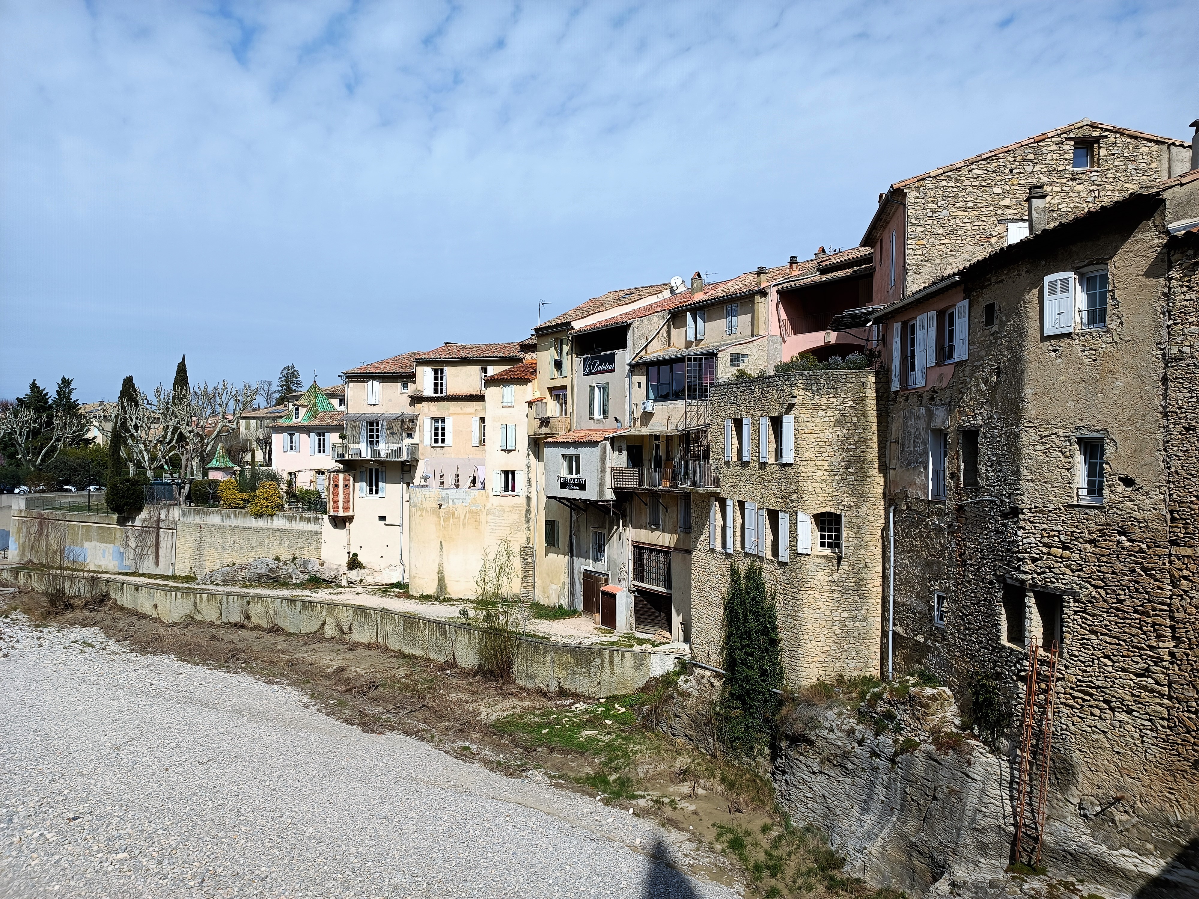 Vaison-la-Romaine, vecchie case sulla sponda dell'Ouvèze