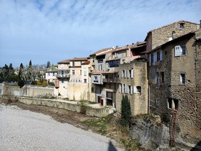 Vaison-la-Romaine, vecchie case sulla sponda dell'Ouvèze