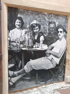 Vaison-la-Romaine, vecchie foto sui muri della Città Medievale