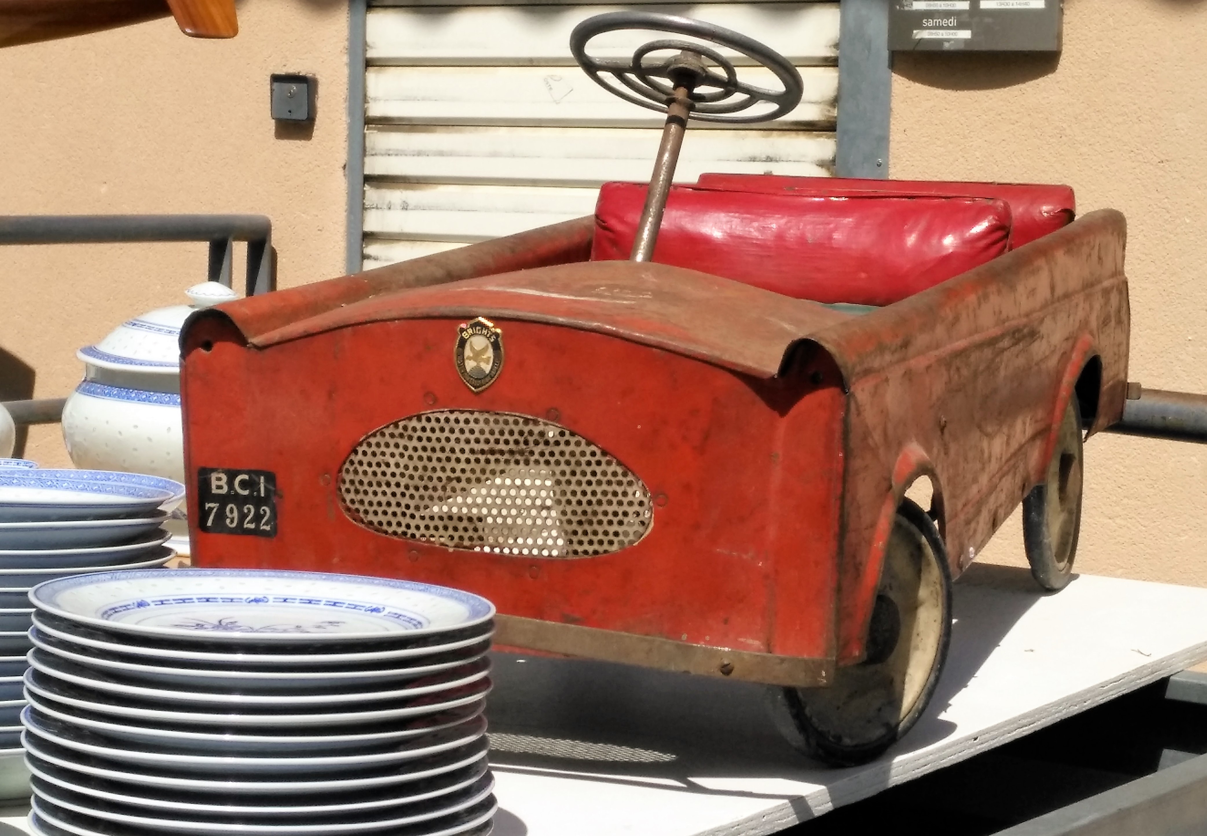 Vecchie automobiline e servizi da tavola