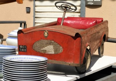 Vecchie automobiline e servizi da tavola