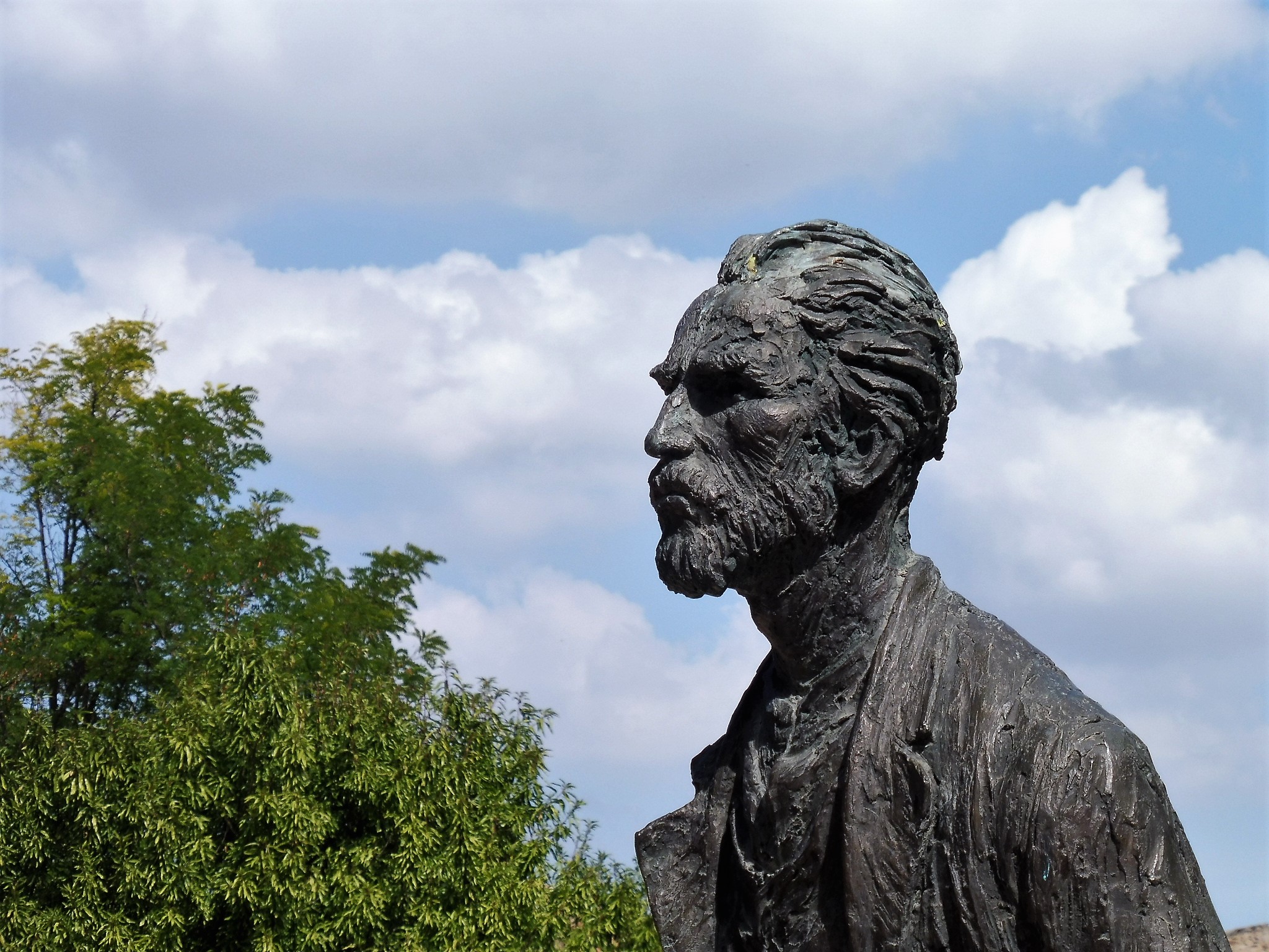 Vincent Van Gogh, statua a Saint-Paul-de-Mausole, particolare