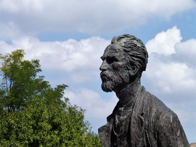 Vincent Van Gogh, statua a Saint-Paul-de-Mausole, particolare