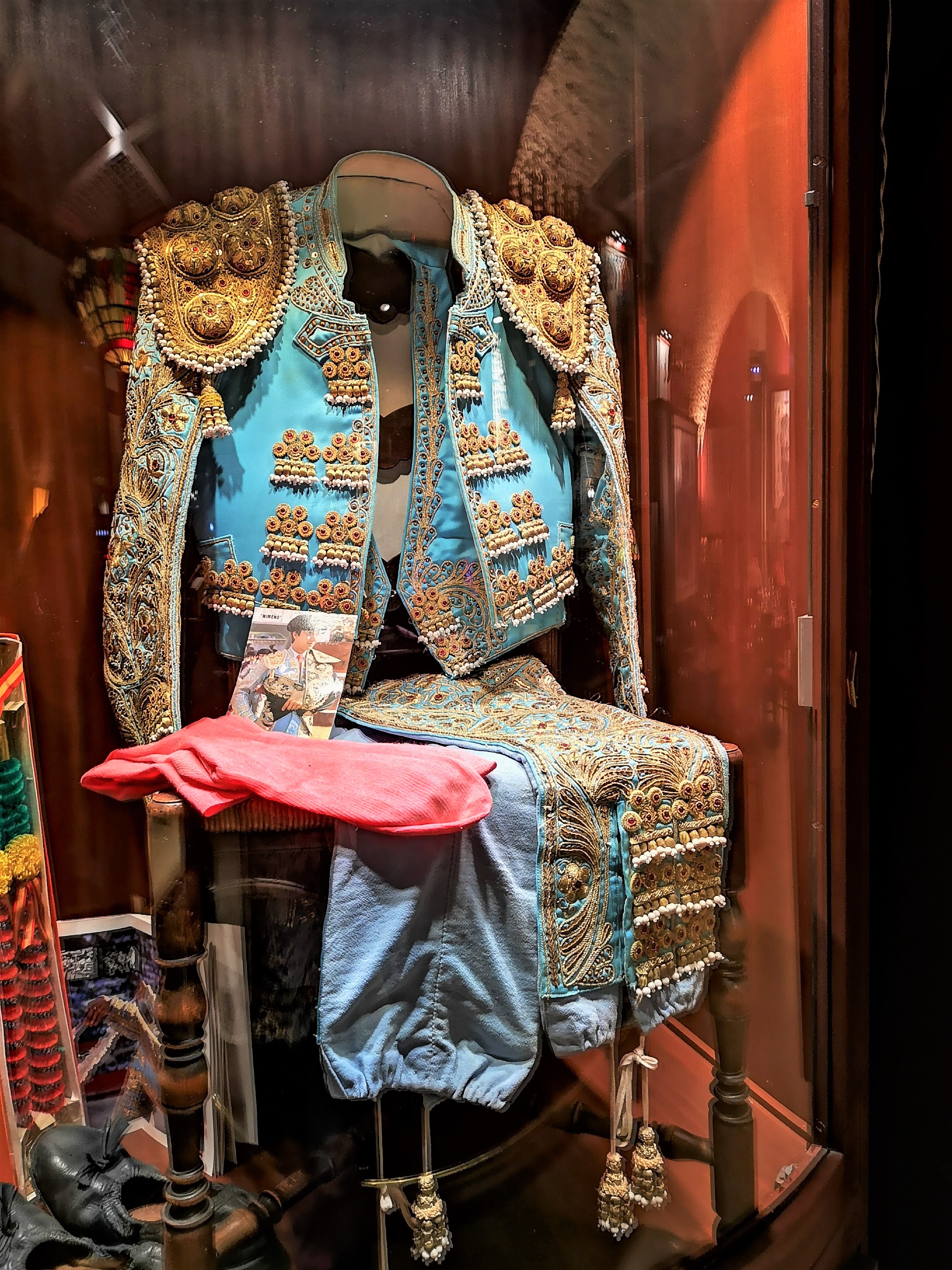 Wine Bar Le Cheval Blanc a Nîmes, costume da toreador