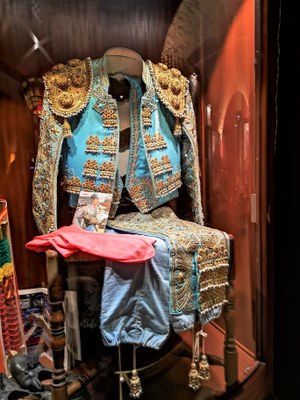 Wine Bar Le Cheval Blanc a Nîmes, costume da toreador