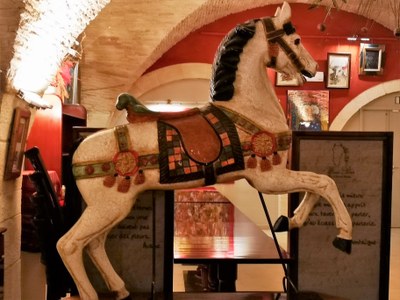 Wine Bar Le Cheval Blanc a Nîmes, il simbolo del locale