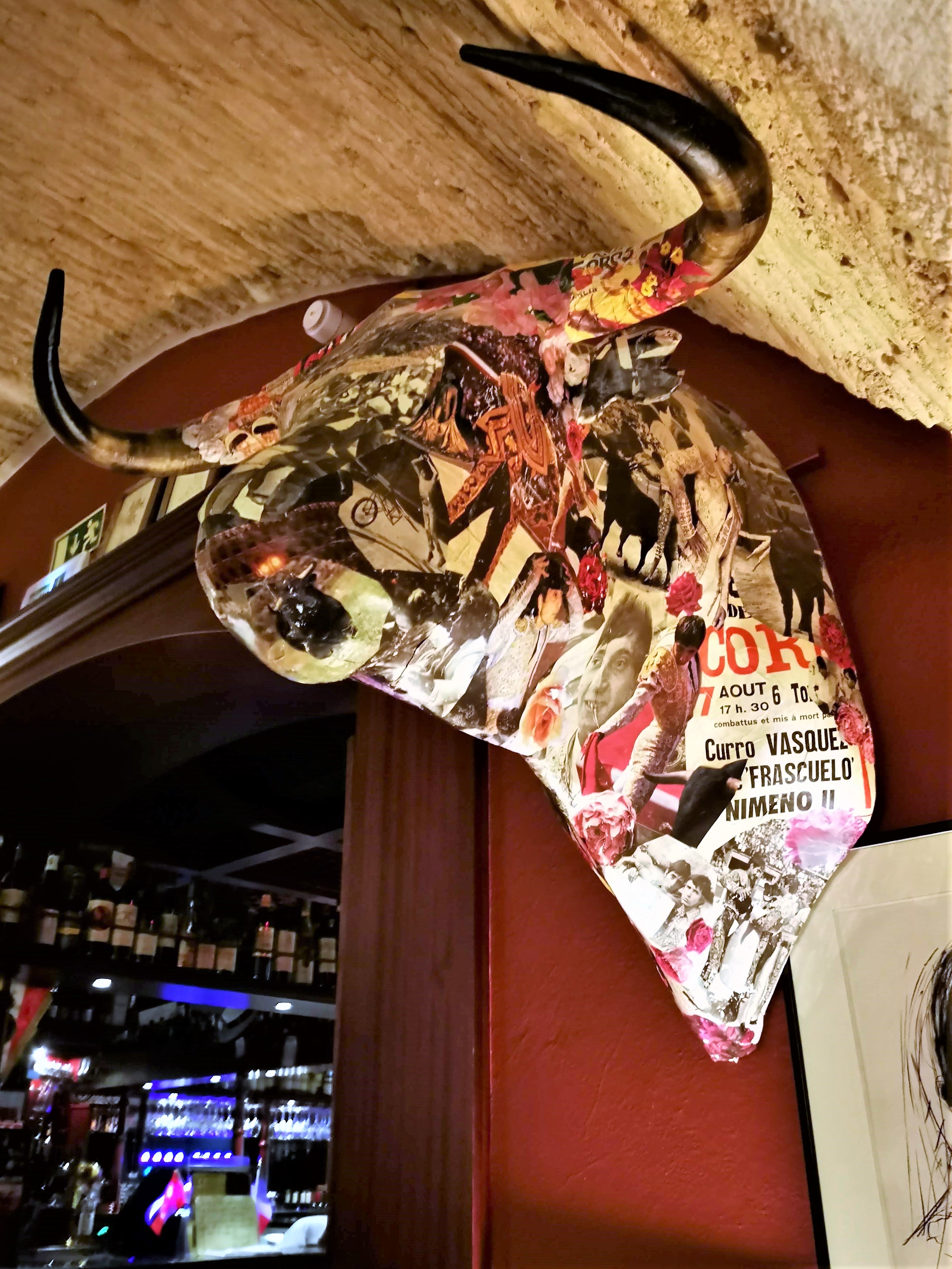 Wine Bar Le Cheval Blanc a Nîmes, la tradizione taurina