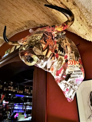Wine Bar Le Cheval Blanc a Nîmes, la tradizione taurina
