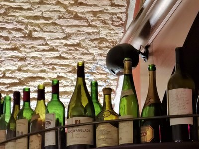 Wine Bar Le Cheval Blanc a Nîmes, le bottiglie