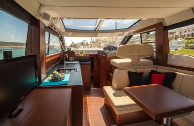 Yacht, zona giorno e posto di pilotaggio