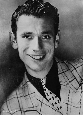 Yves Montand nel 1940 - Immagine Mondadori Publishers
