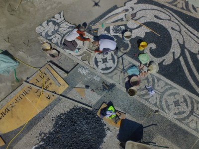 Zoagli - Operai al lavoro sul sagrato della chiesa San Martino © Darko Vittorio Perrone